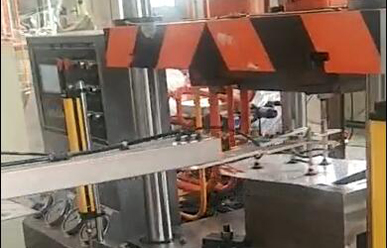 160噸(dun)拉伸機配(pèi)機械手