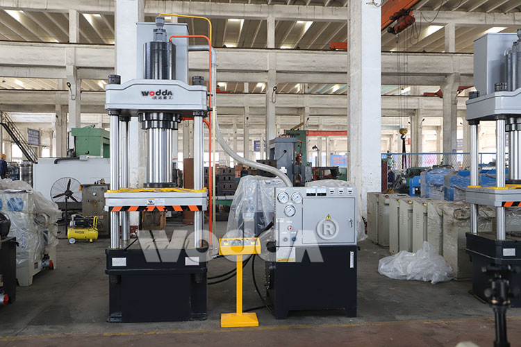 200噸三梁四柱液壓機 200噸三梁四柱液壓機