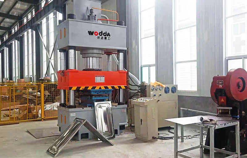 500噸不(bú)鏽鋼水箱成型液(yè)壓機客戶現場視(shì)頻