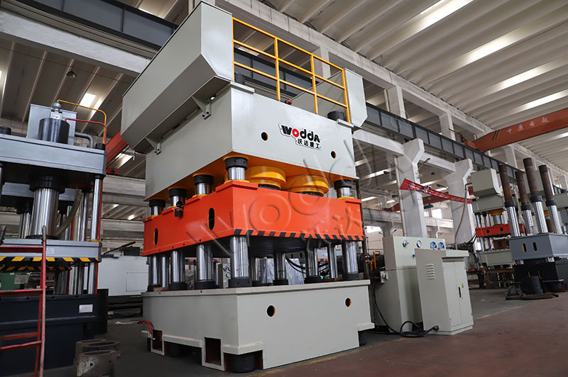 3600噸鋼木(mu)門壓花機視頻(pín)