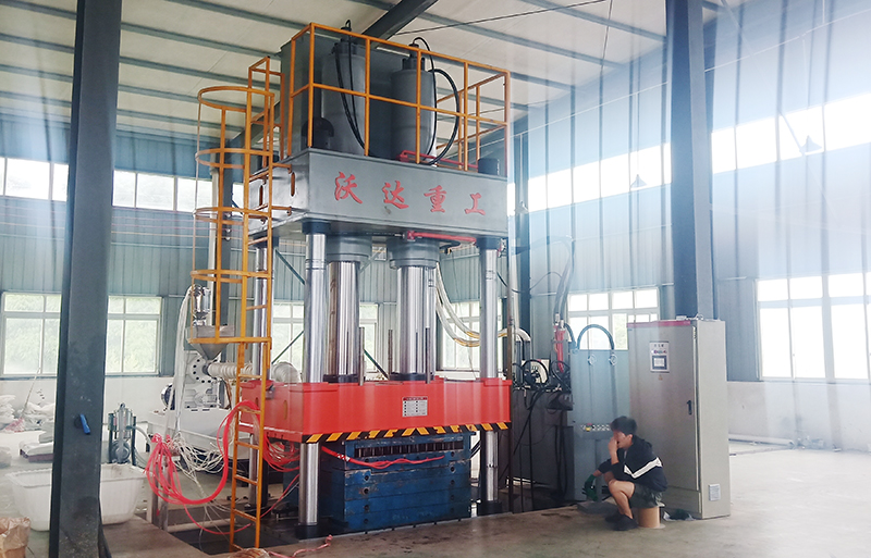 630噸建築(zhù)塑料模殼成型(xing)液壓機