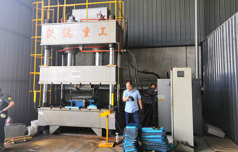 500噸(dūn)雙缸四柱(zhù)拉伸液壓(yā)機