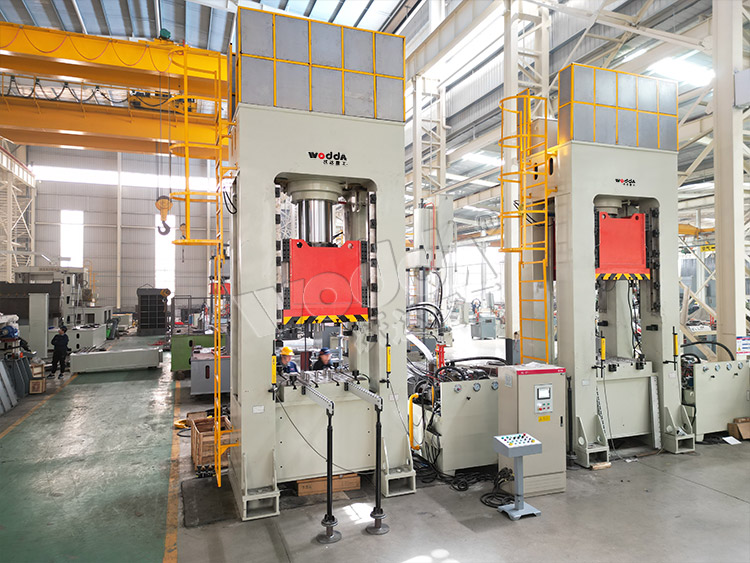 630噸框架式液壓機(兩台) 630噸框架式液壓機(兩台)