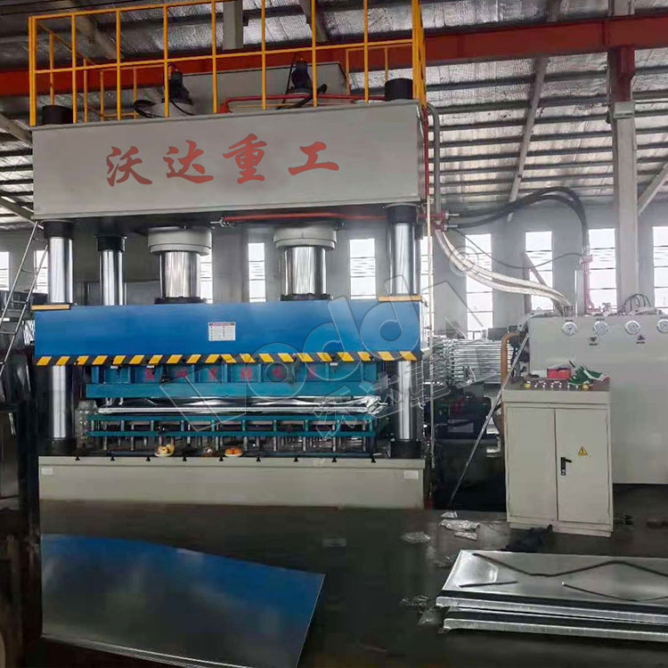 1000噸不鏽鋼水箱闆成型液壓機.jpg 1000噸不鏽鋼水箱闆成型液壓機.jpg