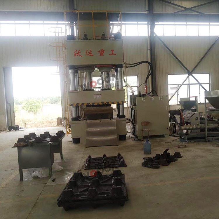 800噸塑料托盤成型液壓機客戶現場 800噸塑料托盤成型液壓機客戶現場