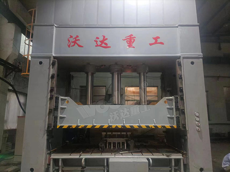 630噸汽車配件拉伸液壓機客戶現場