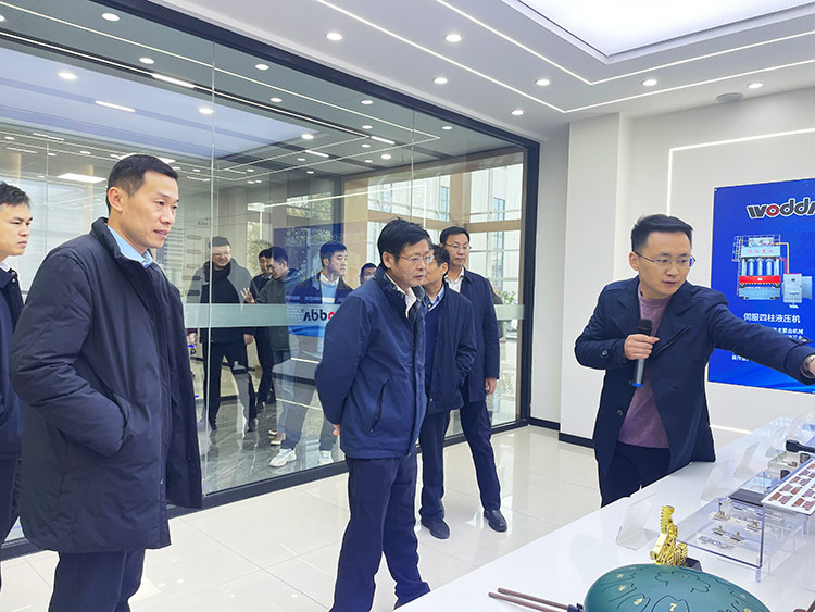 滕州市政協副主席董鴻洋一行考察沃達重工現場 滕州市政協副主席董鴻洋一行考察沃達重工現場