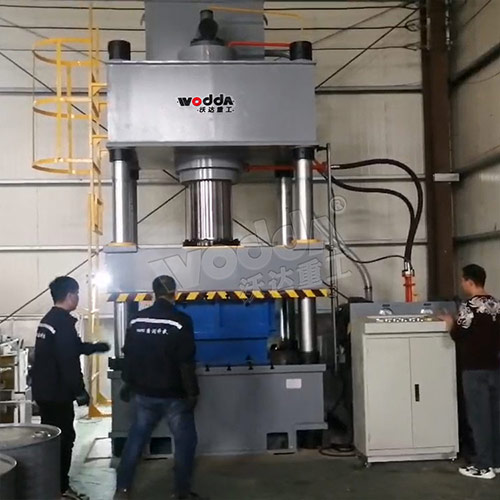 不鏽鋼水(shuǐ)箱闆拉伸(shen)液壓機_500噸(dūn)四柱液壓(yā)機