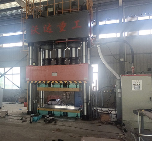 1500噸SMC汽車導(dǎo)流罩成型(xíng)四柱液壓(ya)機