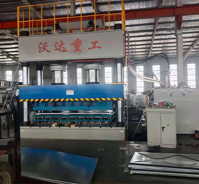 不鏽鋼水(shuǐ)箱闆液壓(ya)機_1000噸液壓(ya)機