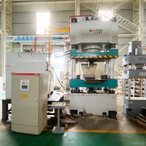 800噸牛羊舔磚(zhuan)液壓機_800噸鹽磚機(ji)